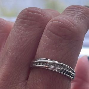 Gorgeous vintage sterling silver 13 genuine Diamond ring